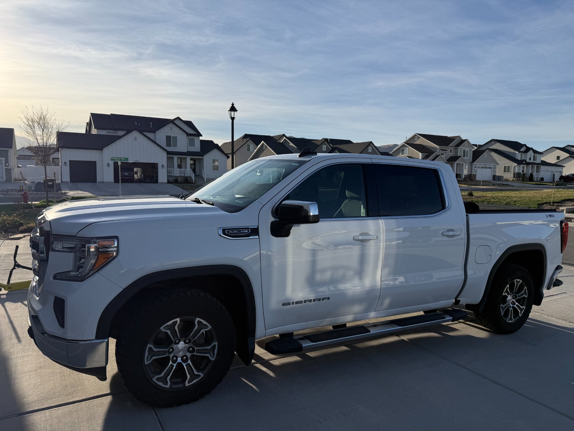 Blanco 2019 GMC Sierra X31 side profile