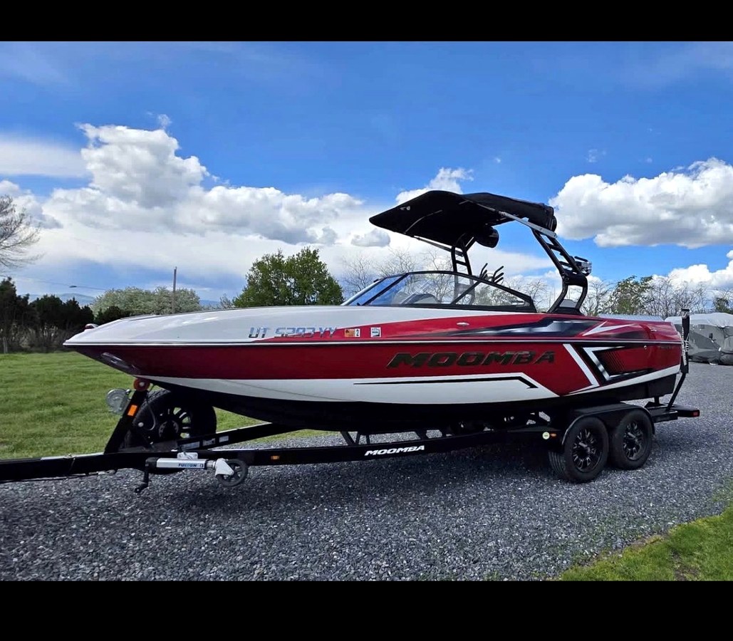 El Gaucho Moomba Craz wakeboard boat